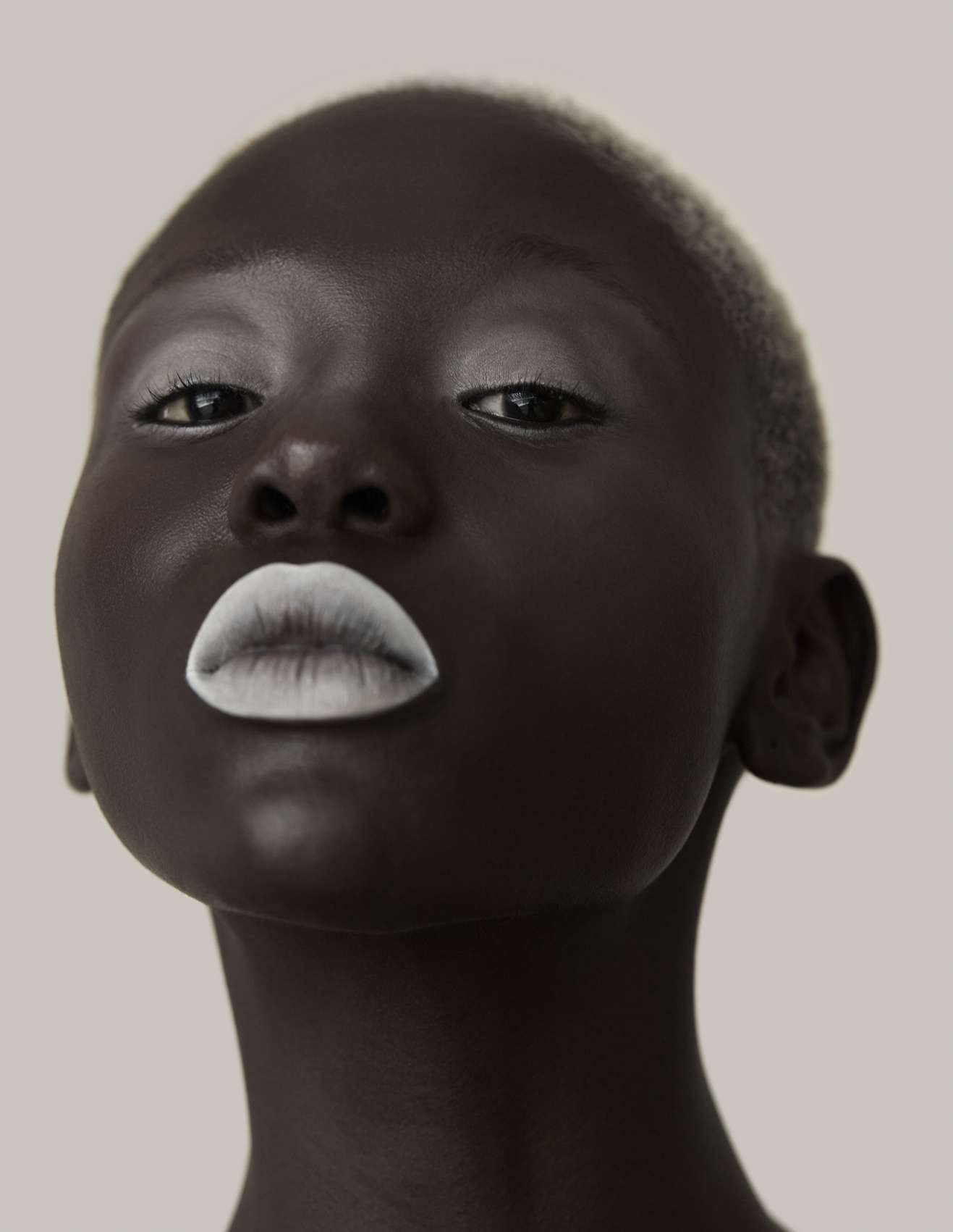 Base Backstage Face & Body, no tom 9 Neutral, € 43,99, DIOR, e corretor Radiant Creamy Concealer, no tom Café, € 33,90, NARS, ambos em SEPHORA.PT. Sombra de olhos Eye Shadow, no tom Gesso, € 22, e iluminador Cream Colour Base, no tom Hush, € 27, ambos MAC. Eyeliner (usado nos lábios), no tom Bronze 15, DOLCE & GABBANA. Bálsamo de lábios The Lip Balm, € 65, LA MER.