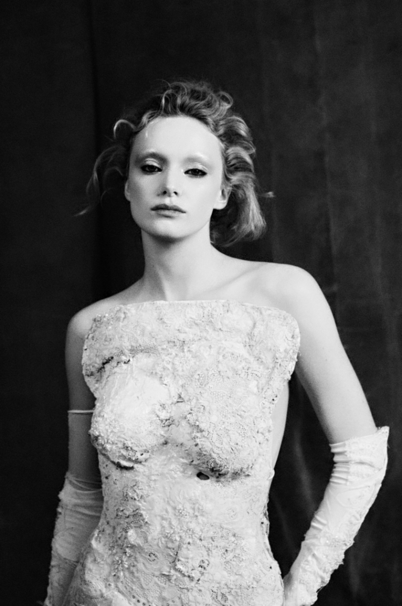 Vestido, MAGDA BUTRYM. Sapstos, FLORENTINA LEITNER; corset, XI SCORPII.