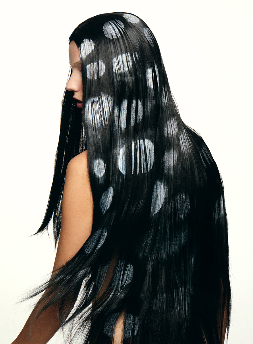 Lima: body, INTIMISSIMI. Base Double Wear Sheer Long-Wear Makeup SPF 20, no tom 1N2 Ecru, € 55,35, ESTÉE LAUDER, em PERFUMESECOMPANHIA.PT. Corretor Teint Idôle Ultra Wear All Over, no tom 110 Ivoire C, € 40, LANCÔME e sombra de olhos Retro Palette, € 75,99, NATASHA DENONA, ambos em SEPHORA.PT. Eyeliner M·A·C Colour Excess Gel Pencil, no tom Glide or Die, € 28, máscara de pestanas M·A·CStack, no tom Black Stack, € 37, MAC. Blush Powder, no tom Tawny, e batom Luxe, no tom Claret, BOBBY BROWN.