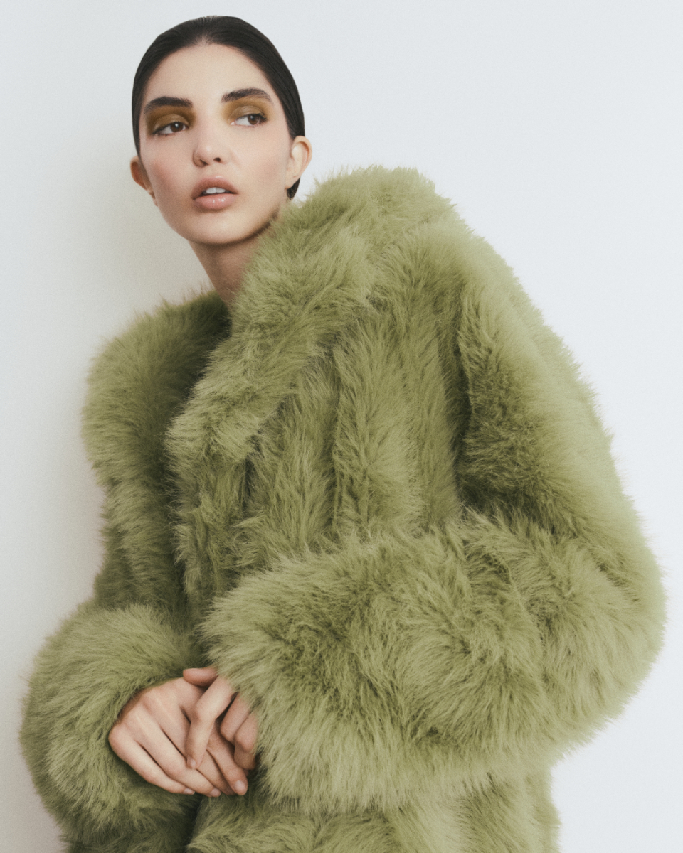 Rose: Camisola, PIACEVOLE E. Saia, TRIBAL HÔTEL. Collants, FLAKE; Casaco, TOPSHOP. Camisola, PIACEVOLE E. Saia, TRIBAL HÔTEL. Collants, FALKE. 