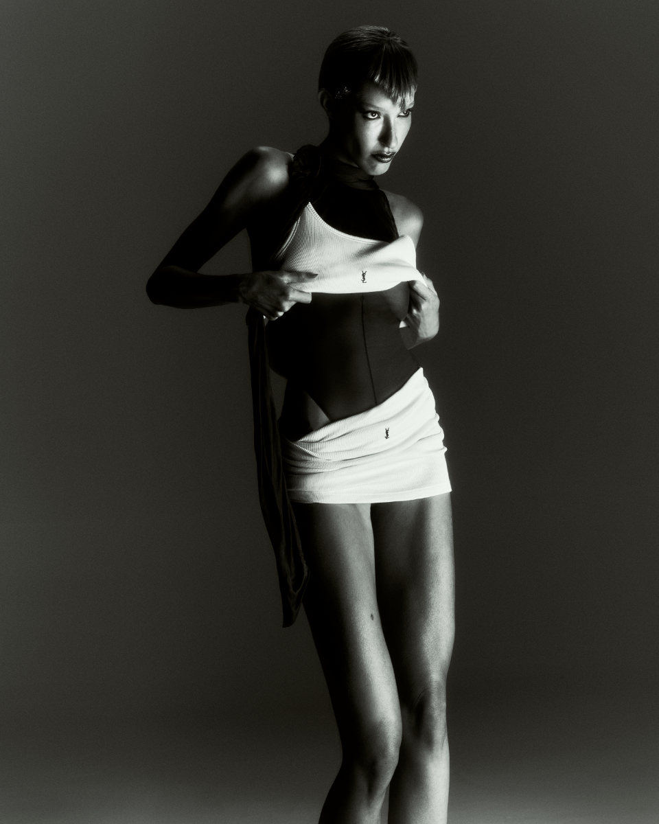 Body, top e saia, tudo SAINT LAURENT BY ANTHONY VACCARELLO; brincos, FORMMIS.