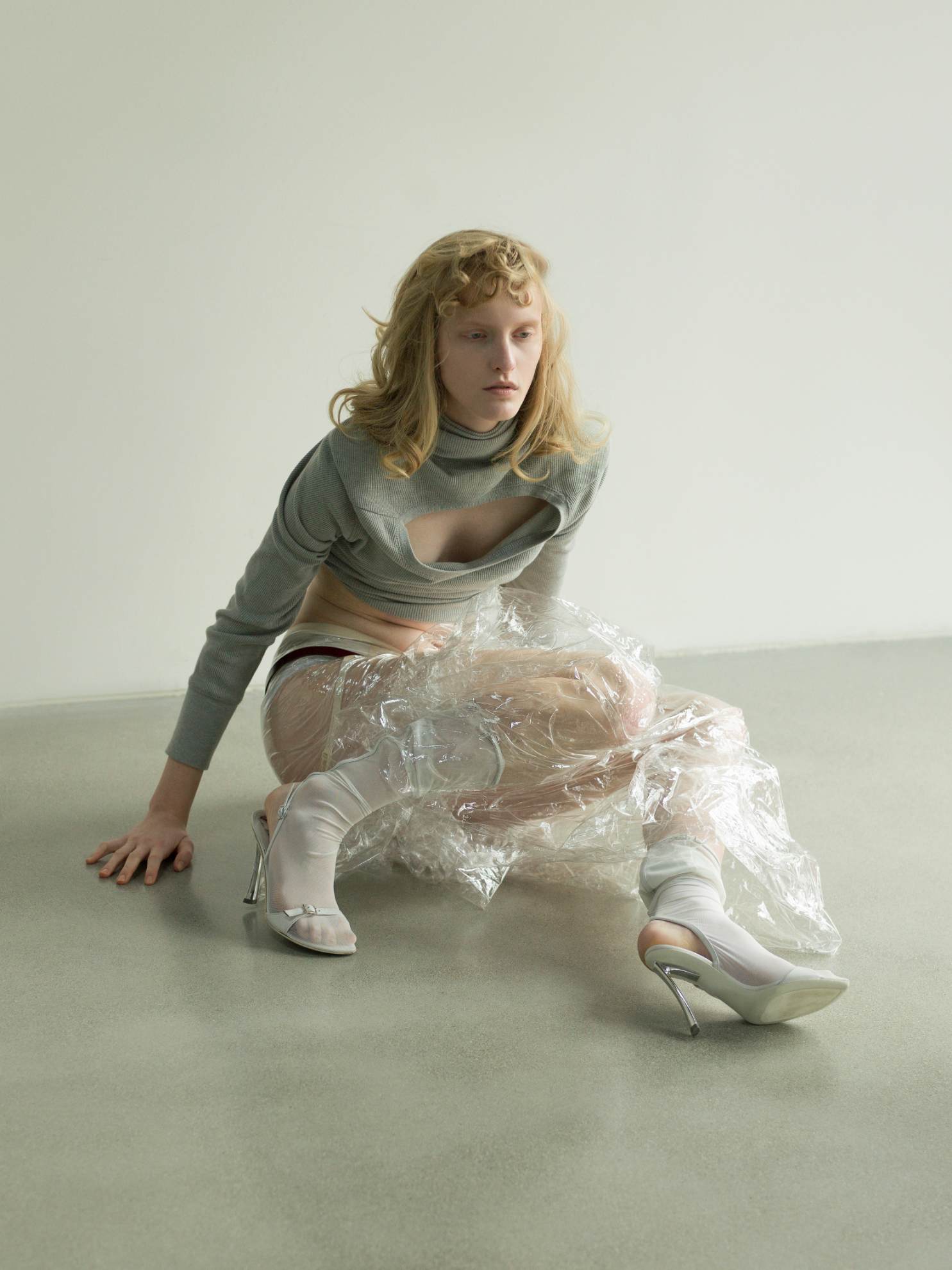 Top, ANTONIO ACUARIO. Cuecas e cinto, PALOMA WOOL. Sapatos, ACNE STUDIOS.