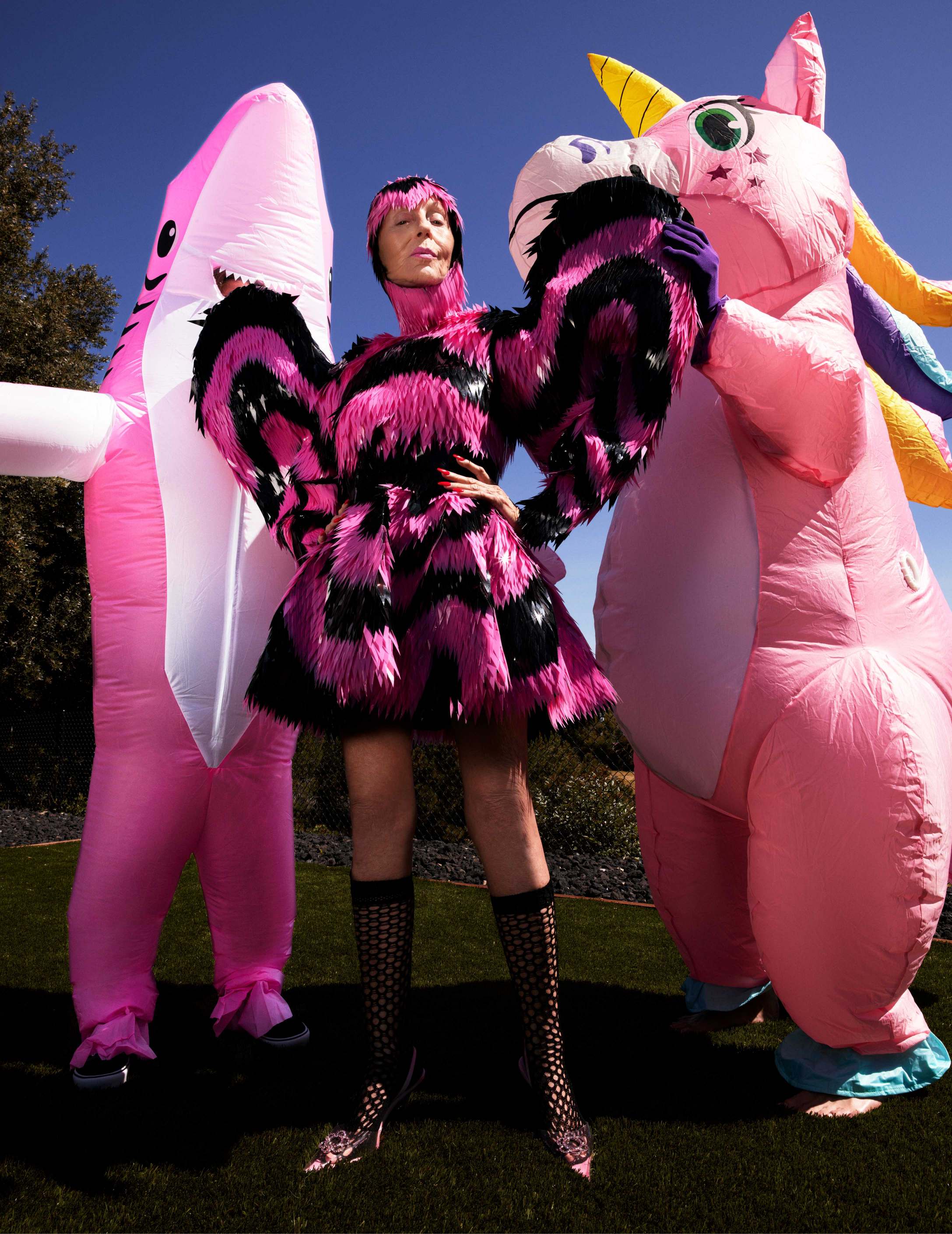Colleen: top, vestido e headpiece, tudo BETHANY CORDWELL. Meias, CHRISTIAN DIOR. Sapatos, PUPCHEN.