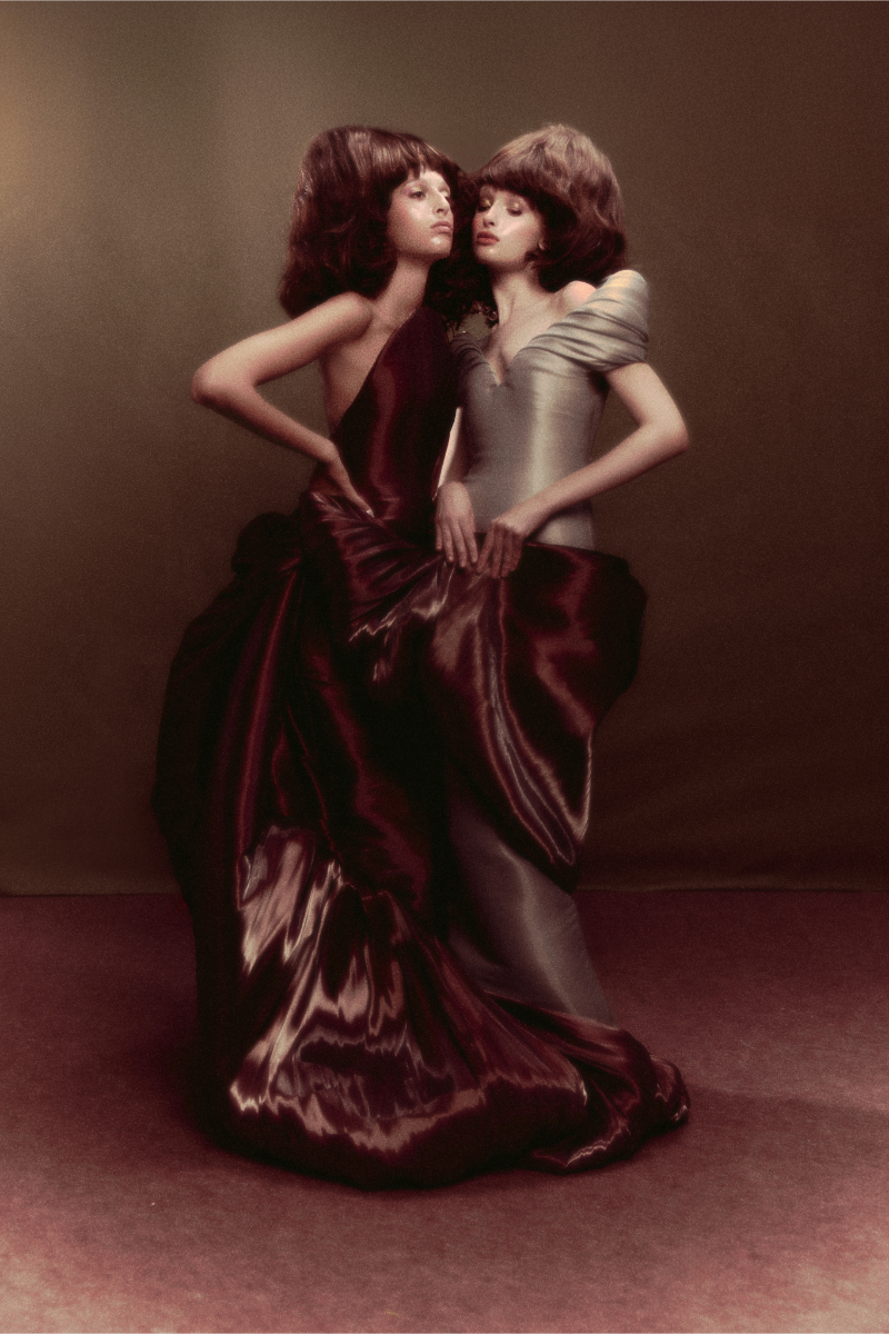 Serena e Lisa: vestidos, ambos ELIO ABOU FAYSAL. 