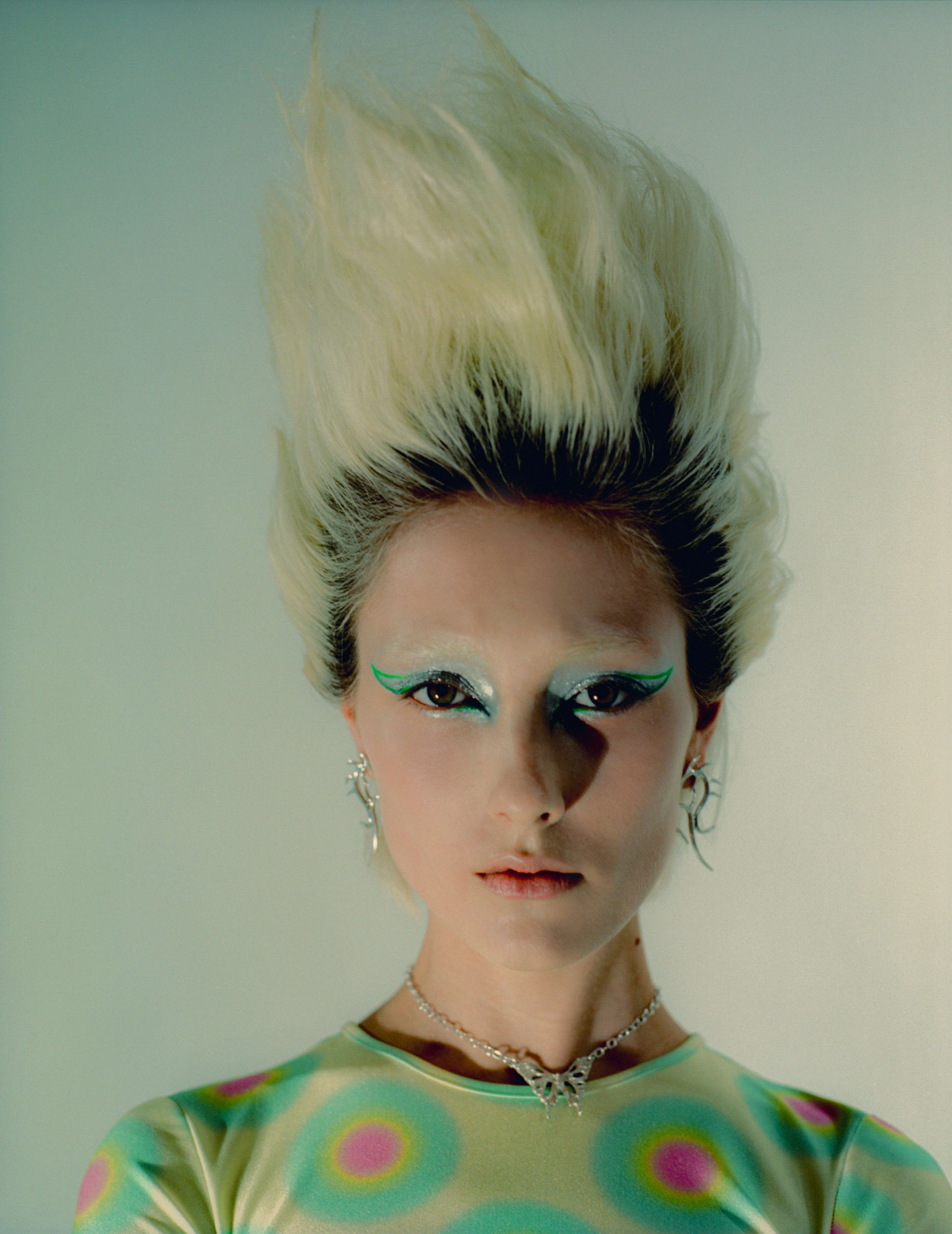 Annabella: top, SPORTMAX. Brincos Forked em prata de lei, FREYA DOUGLAS FERGUSON. Colar, SACRED HONEY. Base Luminous Silk, no tom 4 Light Golden, GIORGIO ARMANI BEAUTY. Eyeliner Split Liner, no tom Split Peas, € 7,95, GLISTEN COSMETICS.