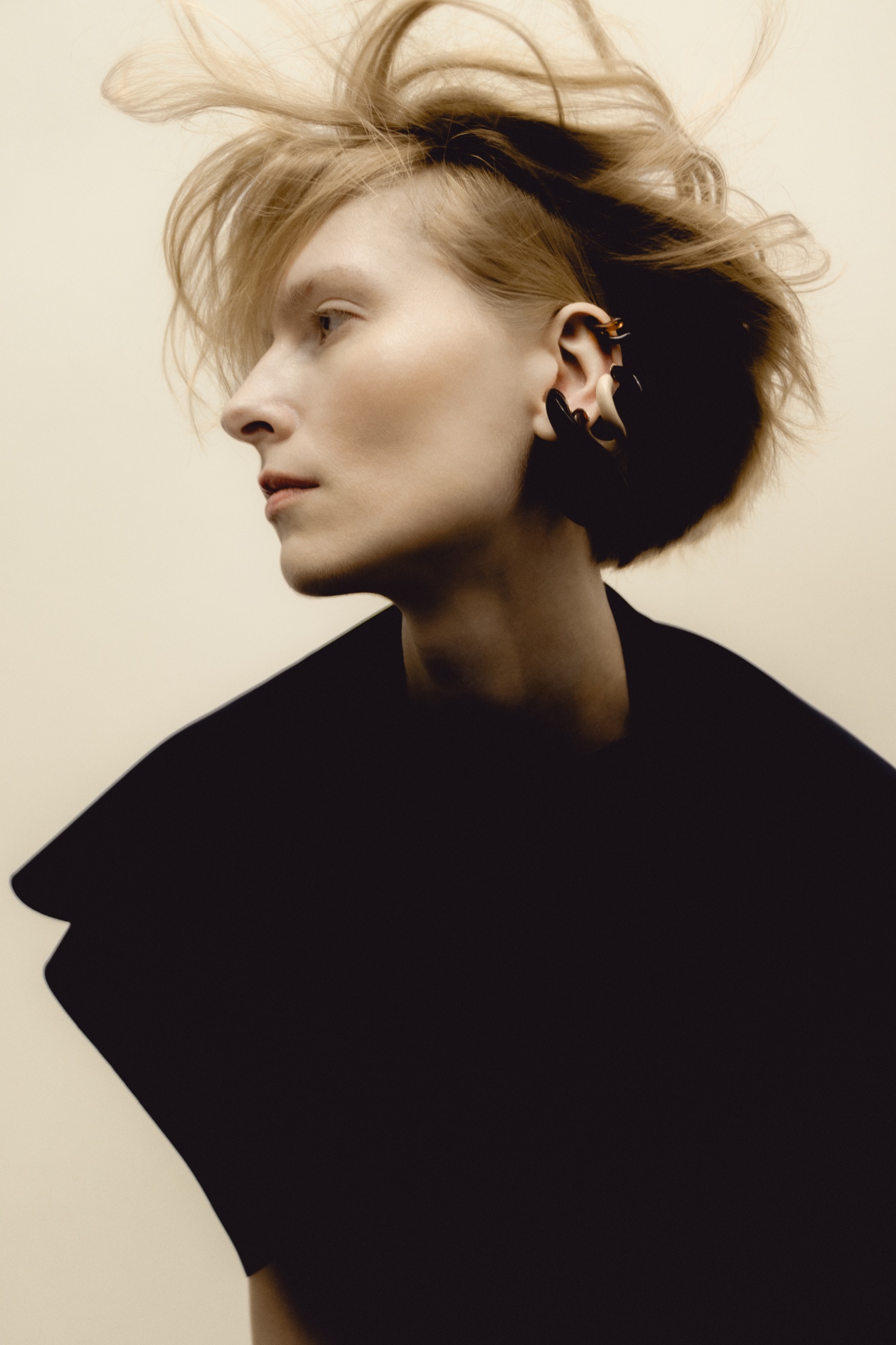 Top, ERNESTO NARANJO. Earcuffs, BEATRIZ PALACIOS. Top, ERNESTO NARANJO. Earcuffs, BEATRIZ PALACIOS.