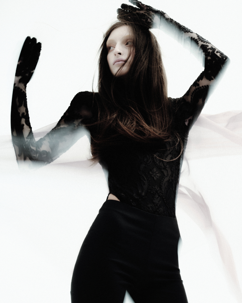 Body, ALEKSANDRE AKHALKATSISHVILI. Calças e sapatos, LNB STUDIO.