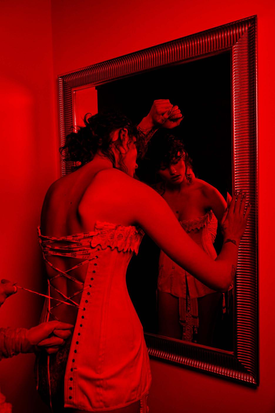 Corset vintage, na LES MAUVAIS GARÇON. Cuecas, AGENT PROVOCATEUR. Luvas, THOMASINE.
