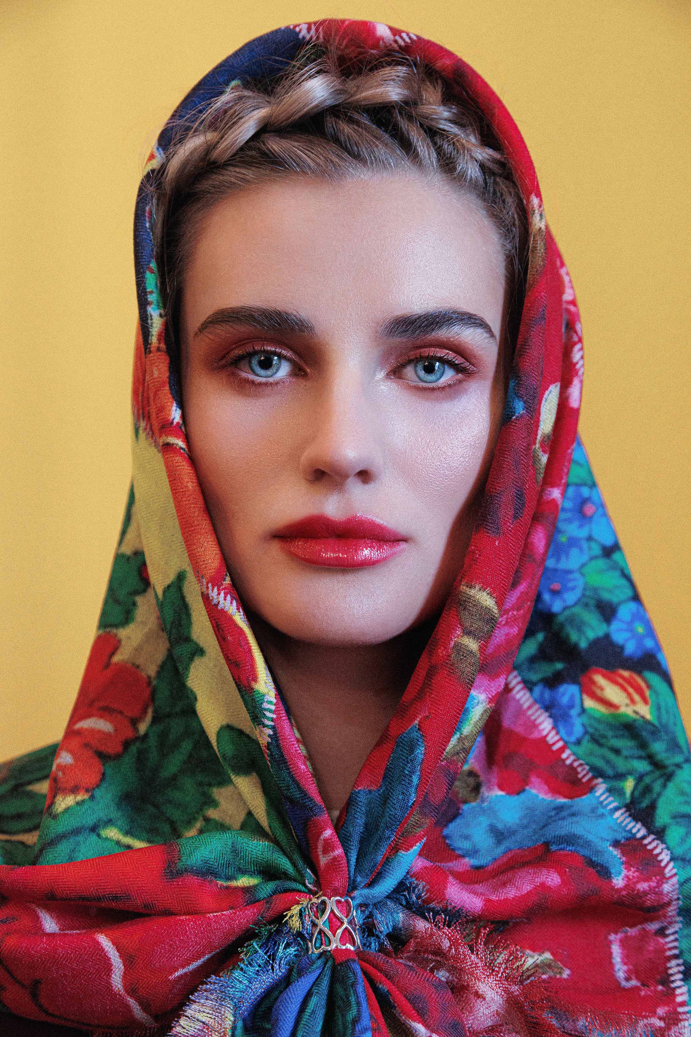 Parshyna: casaco, EMBROIDERED GEM. Lenço, OLIZ. Anel de lenço, BIMBA Y LOLA.