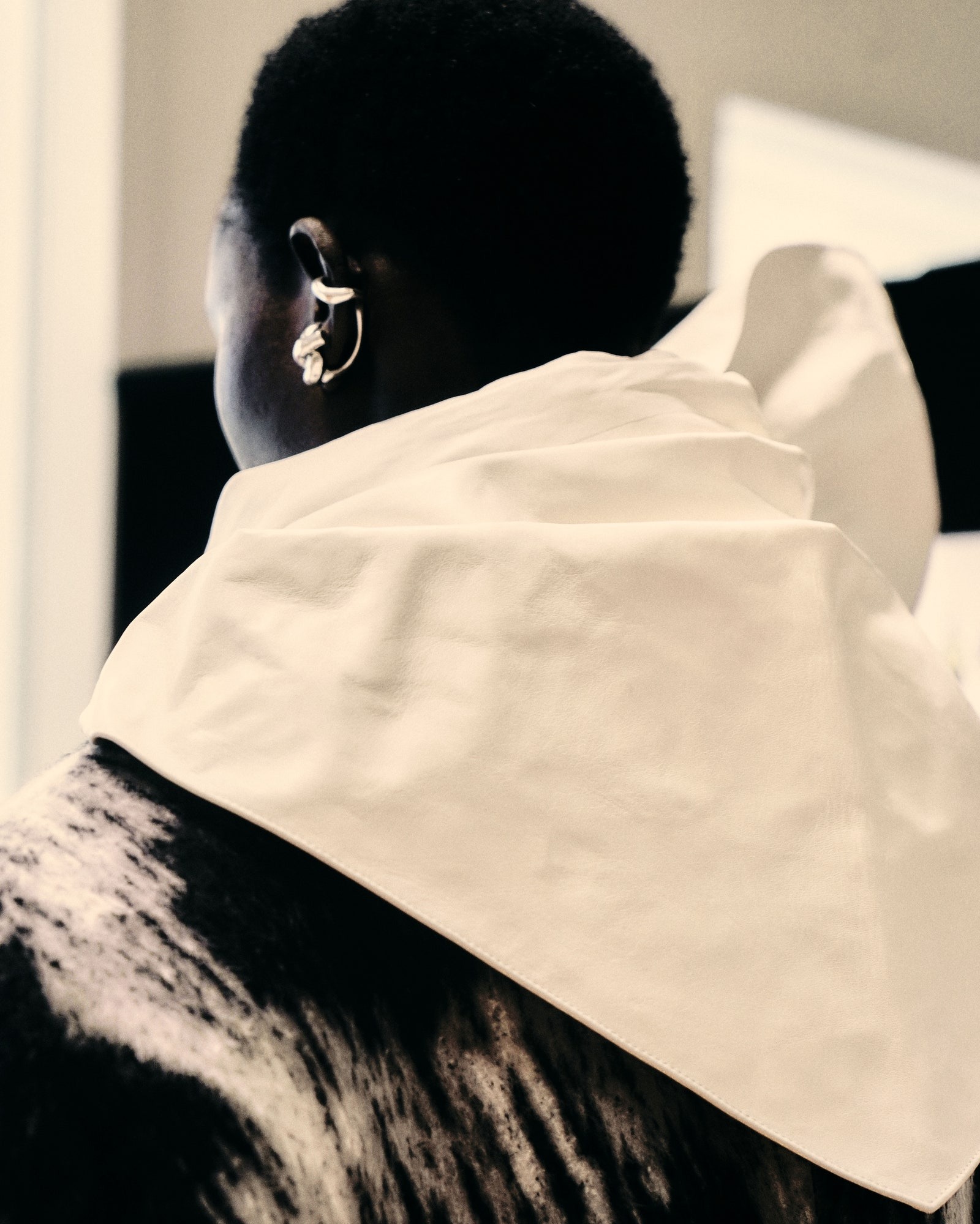 Uma antevisão da nova coleção. Os vestidos parecem feitos para desafiar a gravidade, bolas de tule sem alças e vestidos “super, super-mini” cortados, sem qualquer ornamentação.
