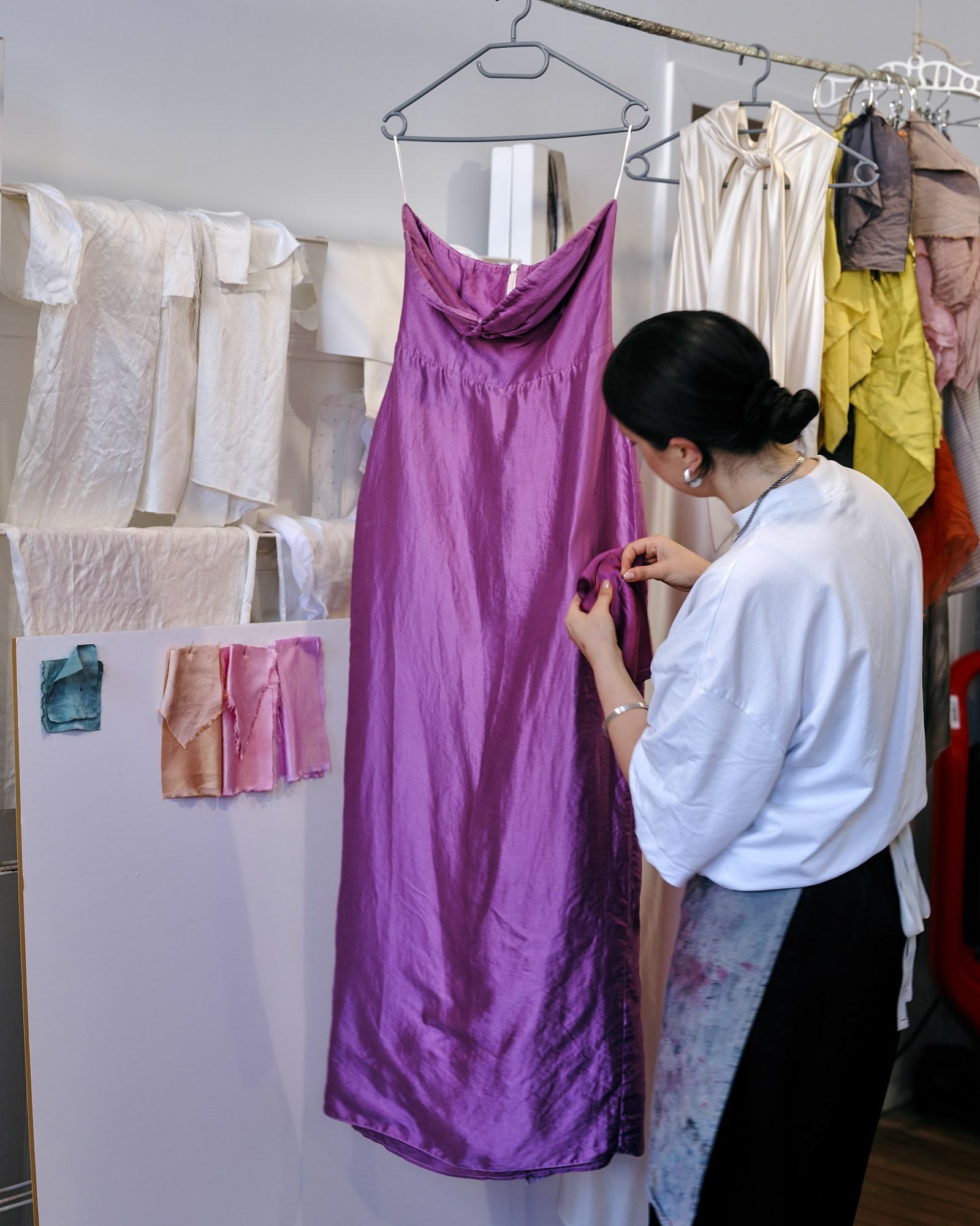 Esquerda: Cavan Jayne a tingir o vestido de cor-de-rosa profundo no seu estúdio em Glasgow. Direita: O resultado final. Esquerda: Cavan Jayne a tingir o vestido de cor-de-rosa profundo no seu estúdio em Glasgow. Direita: O resultado final.