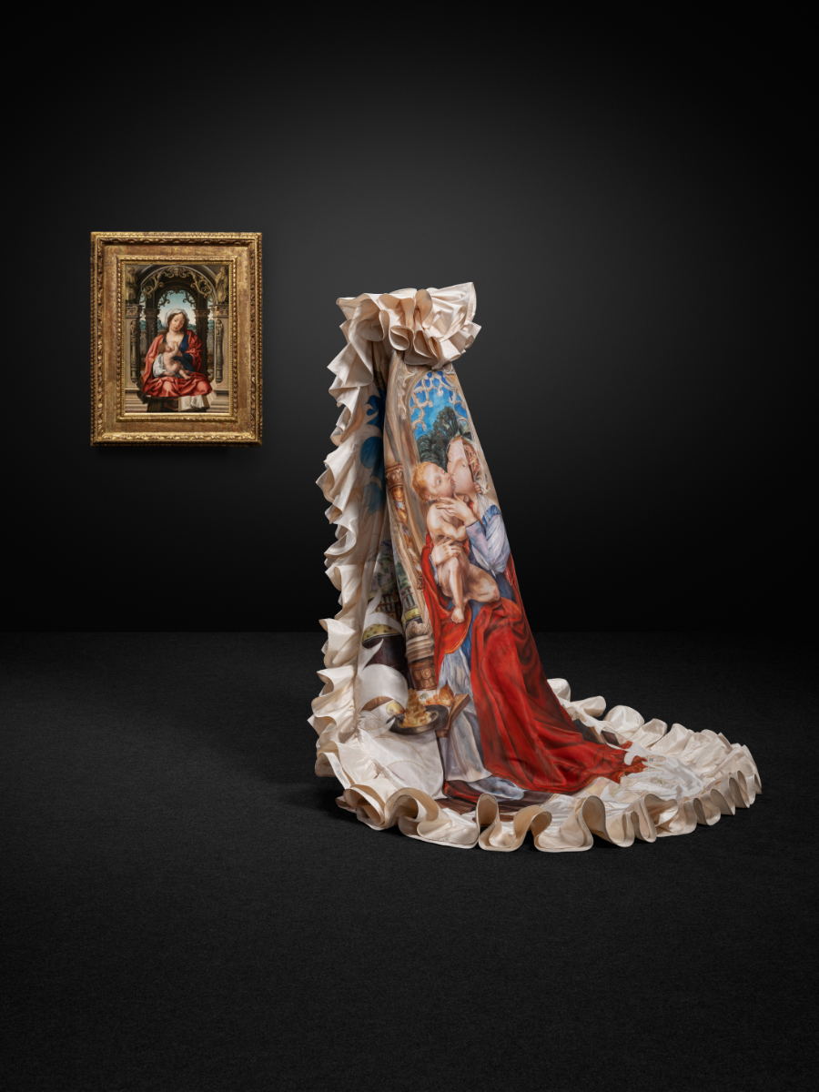 Esquerda: roupeiro em carvalho e madeiras exóticas, bronze, tartaruga e latão (circa 1700), André-Charles Boulle; e coordenados da coleção Haute Couture de outono-inverno de 1990, ambos Hubert de Givenchy. Direita: pintura Virgin and Child (1508-10), do círculo de Jan Gossaert intitulado Mabuse; e vestido e capa da coleção de Haute Couture da primavera-verão de 1997, Alexander McQueen para Givenchy.