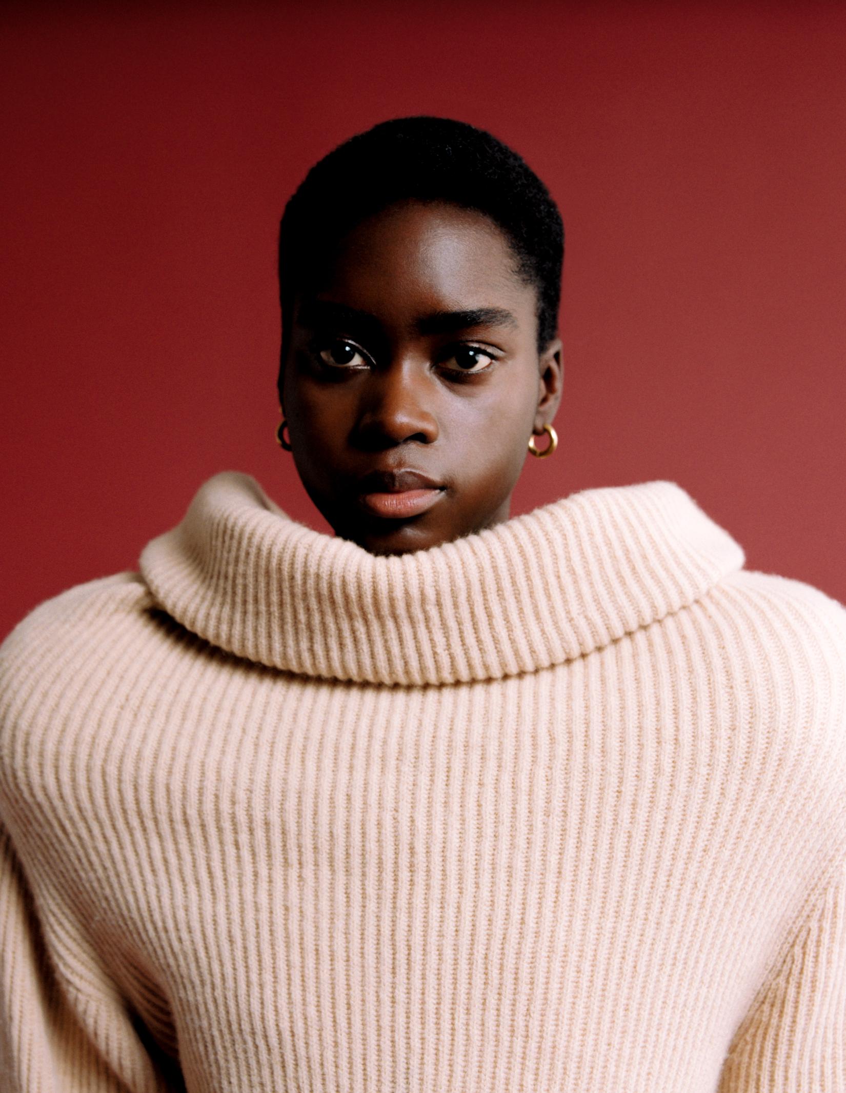 Tomiwa: vestido, NEHERA. Brincos vintage, da produção.