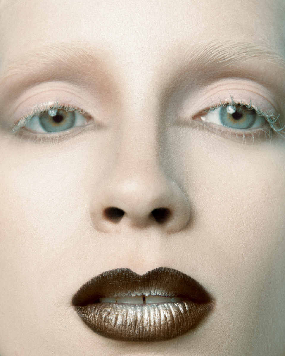 Mylena: corset e máscara, LUCAS ADRIANO. Vestido, MARCELO ZANTTI. Collants, LUCAS ADRIANO. Sapatos, AU BOTTIER. 