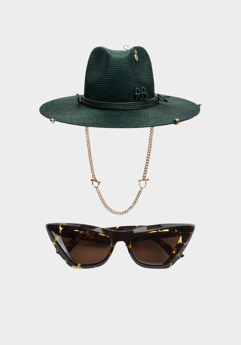 Fedora Chain Strap, €415, Ruslan Baginskiy; óculos de sol Cat Eye Angle, € 340, Bottega Veneta.