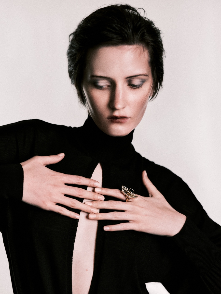 Camisola, ALAÏA. Saia, GALLELLO ATELIER. Anel, TOMASZ DONOCIK. Camisola, ALAÏA. Saia, GALLELLO ATELIER. Anel, TOMASZ DONOCIK.