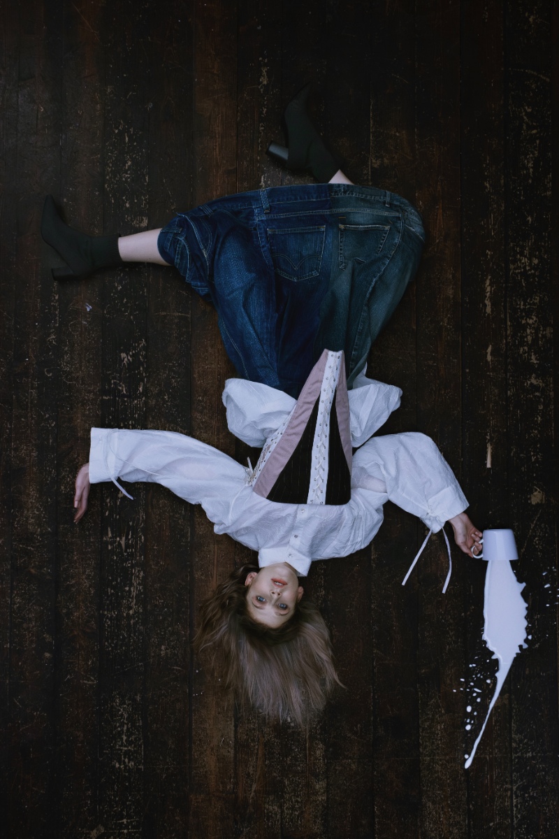 Anais: camisa, ETTORE POLI. Corset, GIULIA MINARINI. Saia, MANIGOLDE.