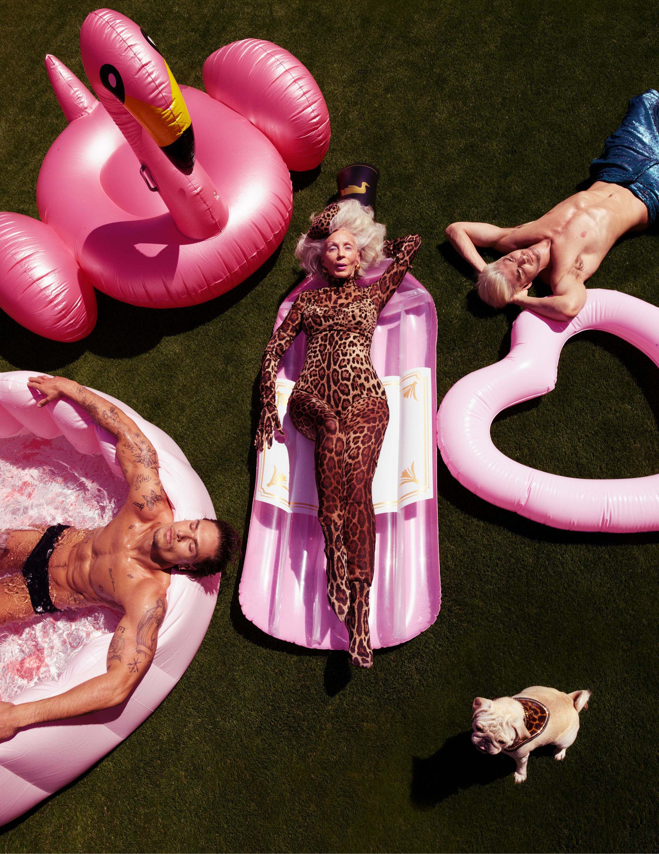 Matti: fato de banho, SPEEDO. Colleen: body, bodysuit, luvas e botas, tudo DOLCE & GABBANA. Chapéu, BINATA MILLINERY. Brincos, SCHIAPARELLI. Colar, SAINT LAURENT BY ANTHONY VACCARELLO, em MYTHERESA.COM. Charlie: calções, NAZARENE AMICTUS. Cão: lenço, CECILIO CASTRILLO.