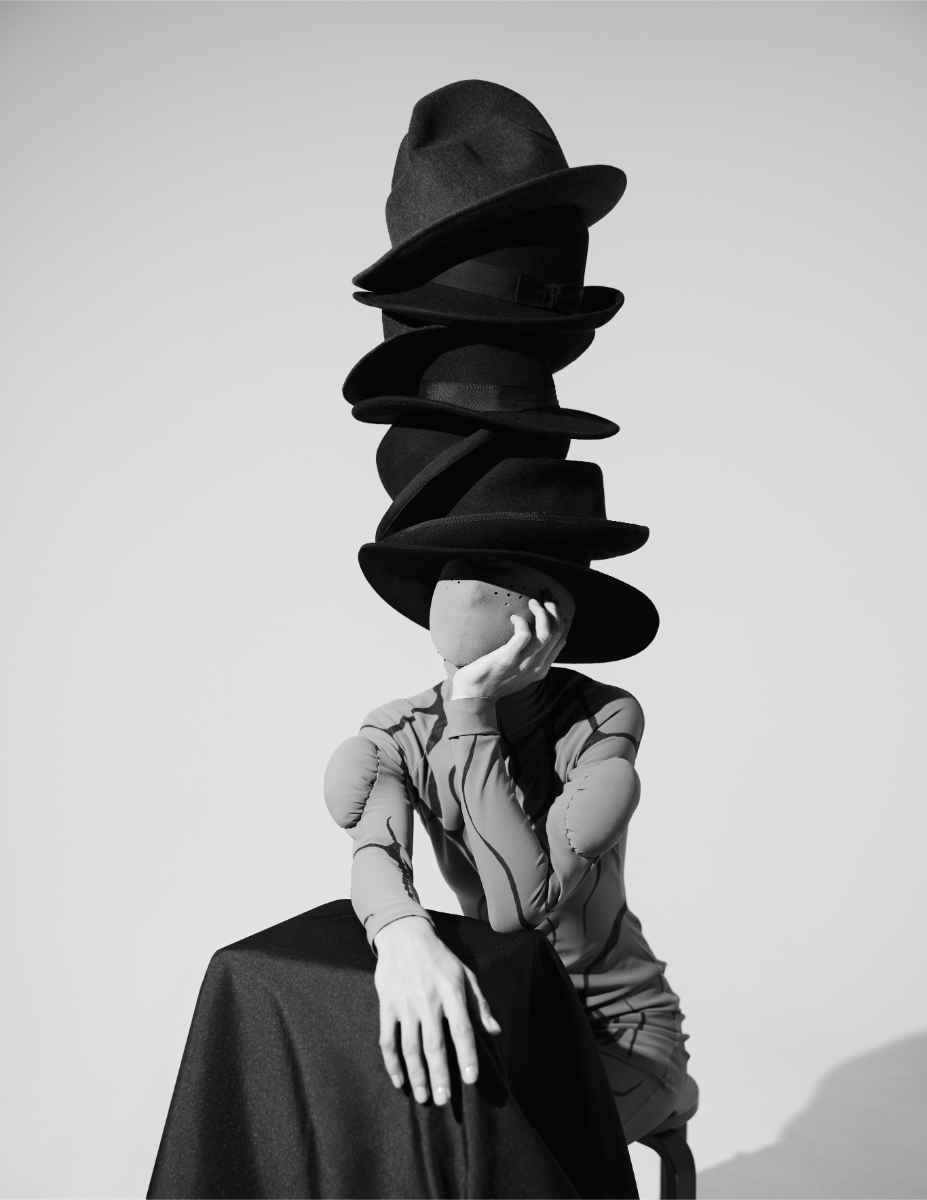 Yana: óculos de sol, ALEXANDER MCQUEEN. Artwork, EINAT DAN; Yana: vestido, MARLON FERRY. Chapéu, VIVIENNE WESTWOOD. Chapéus, DADON DESIGN.