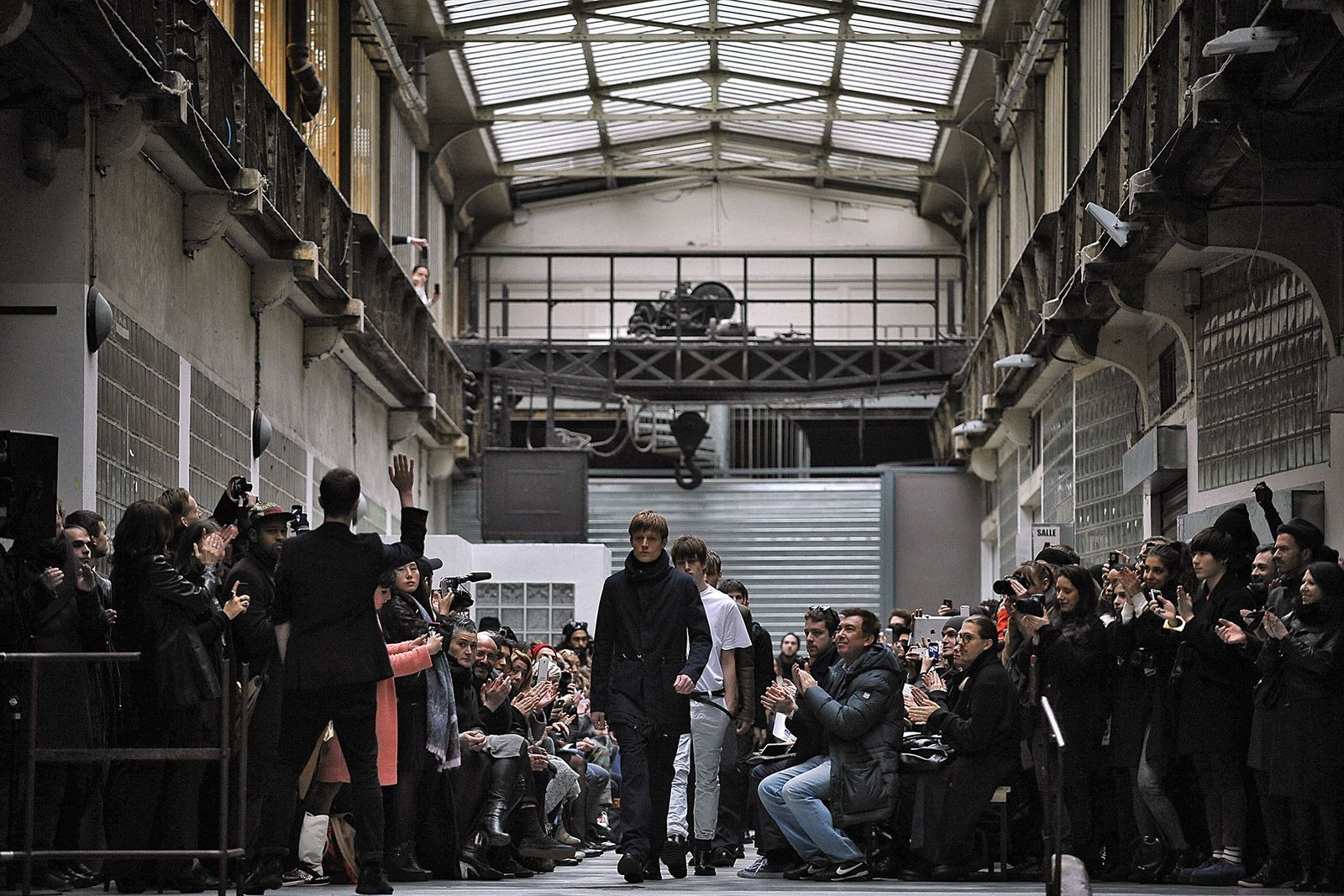 Esquerda: Y/Project menswear AW14, a primeira coleção de Martens para a marca. Direita: Os bastidores da Diesel AW25. Martens continuará a dirigir criativamente as coleções da marca.