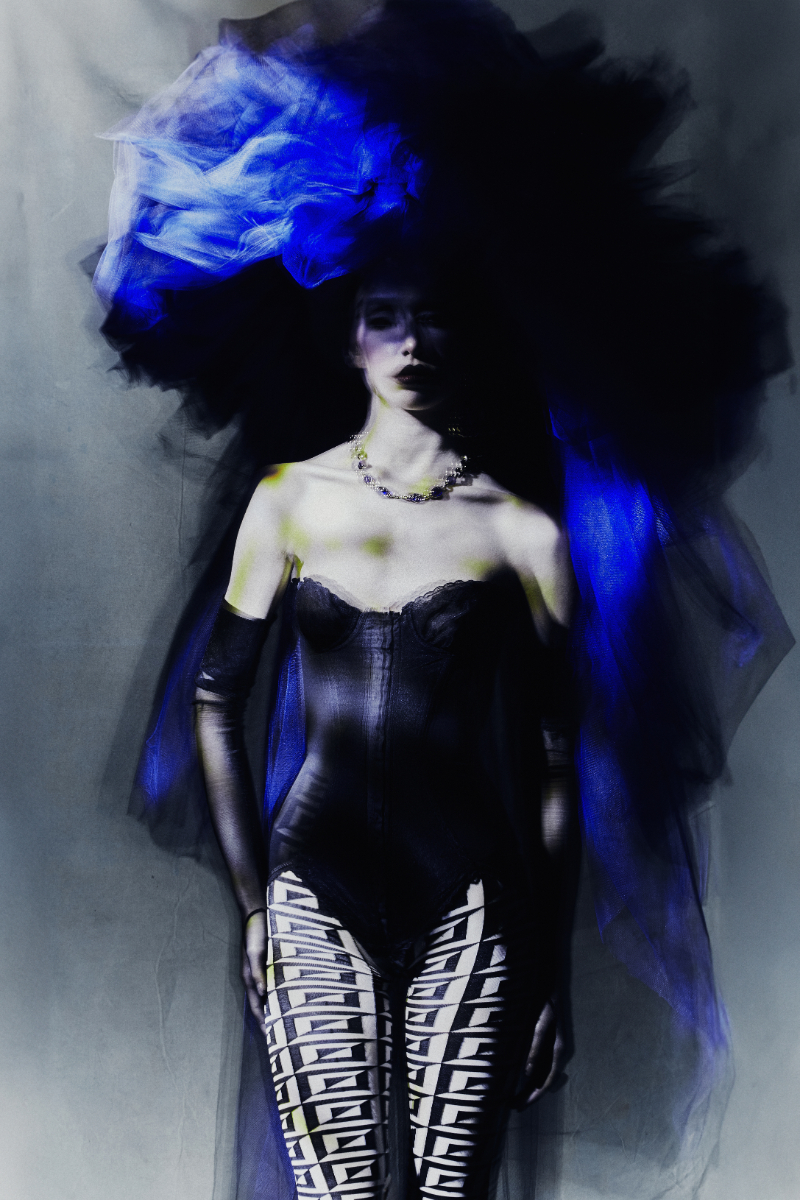 Corset, SPORTMAX. Leggings: MARINE SERRE. Chapéu, CHROMOSOME 6 BY BIBI ESPOSITO. Joias, ANTICHITA’ PETRONE. LUvas, DRIES VAN NOTEN.