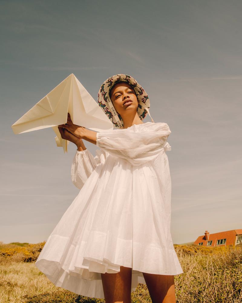 Vestido, MOLLY GODDARD. Chapéu, LOEWE, em MYTHERESA.COM.