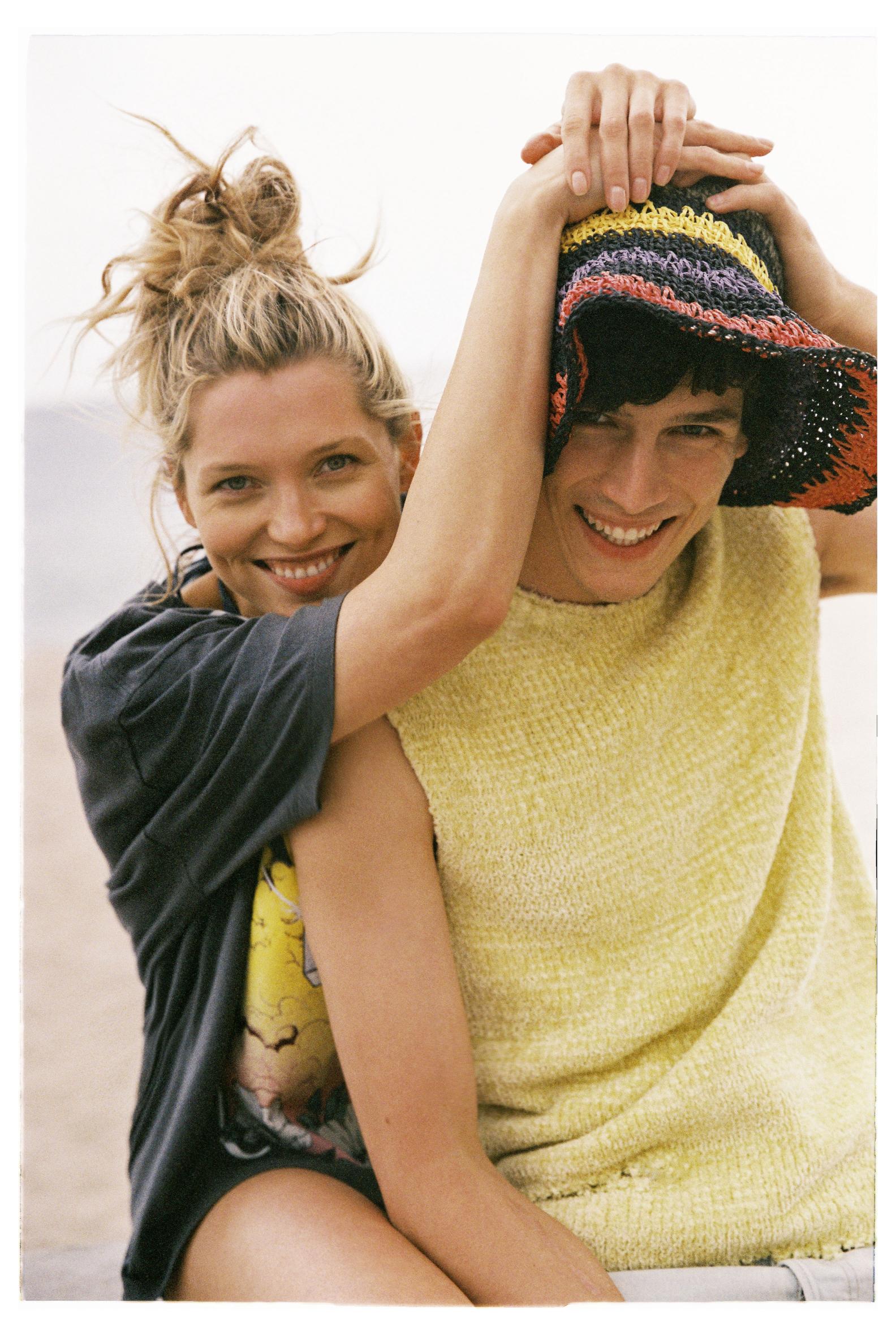 Anna: top, LEVI’S. Filipe: top, JIL SANDER. Calções, LEVI’S. Chapéu, RUSLAN BAGINSKIY. Filipe: camisa, calções, meias e sandálias, tudo PRADA.