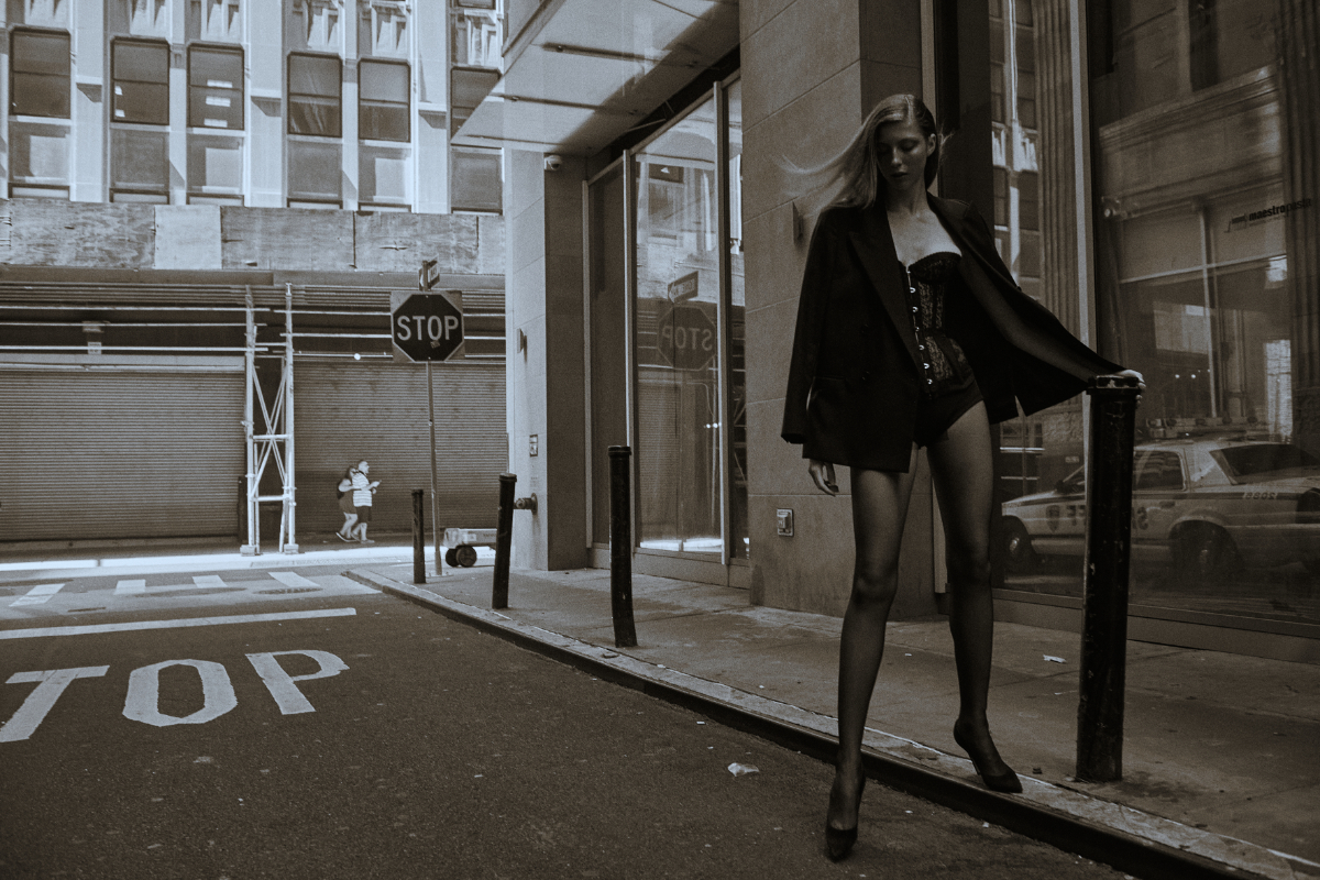Polina: blazer, ACNE STUDIOS. Corset, AGENT PROVOCATEUR. Cuecas, PRADA. Collants, FALKE. Sapatos, GIANVITO ROSSI.