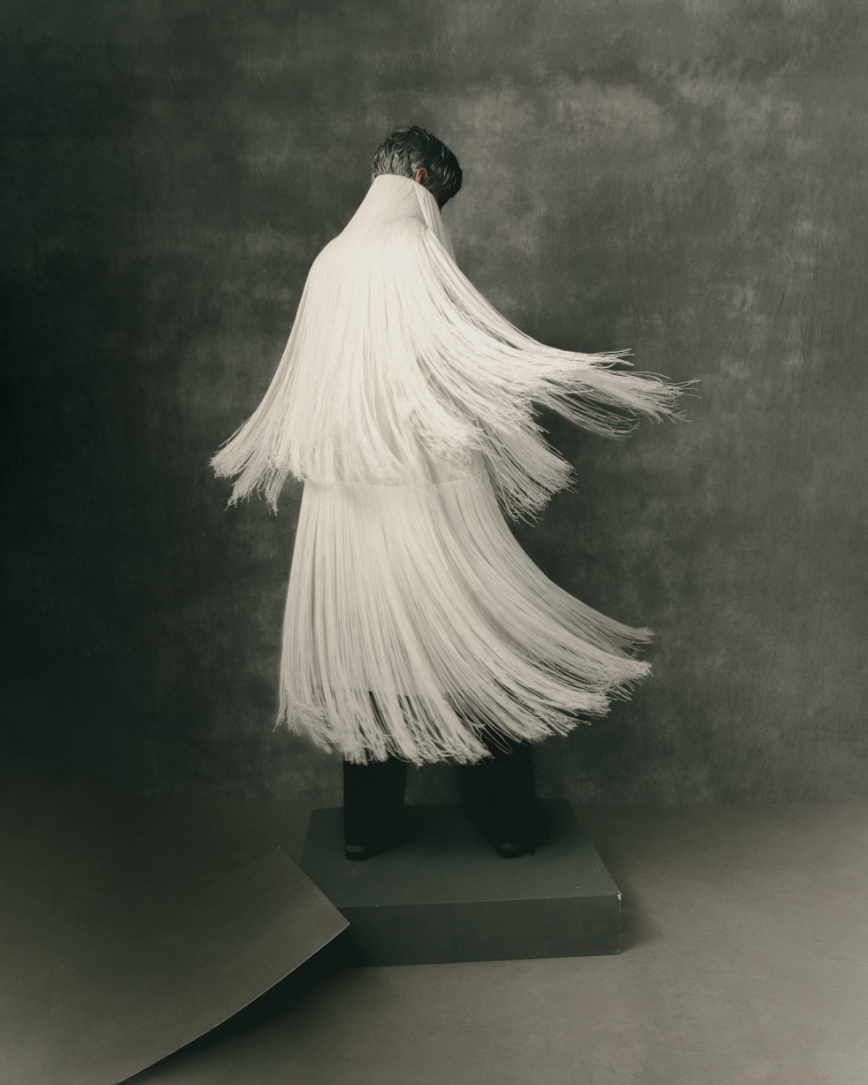 Oliver: casaco, MALAK. Calças, ATELIER ROGER COUTINHO. Sapatos,CORCEL SHOP. 