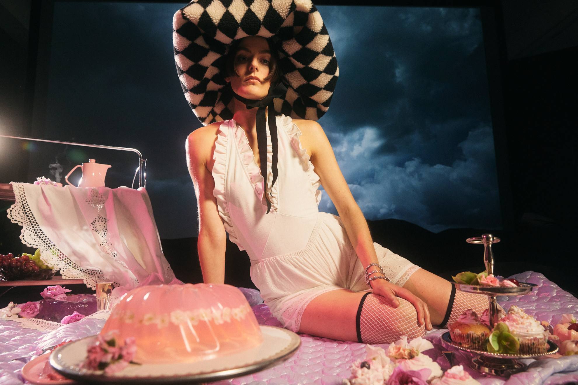 Body, calções, cinto (usado no pulso) e sapatos, tudo CHANEL. Chapéu, MARYAM KEYHANI.