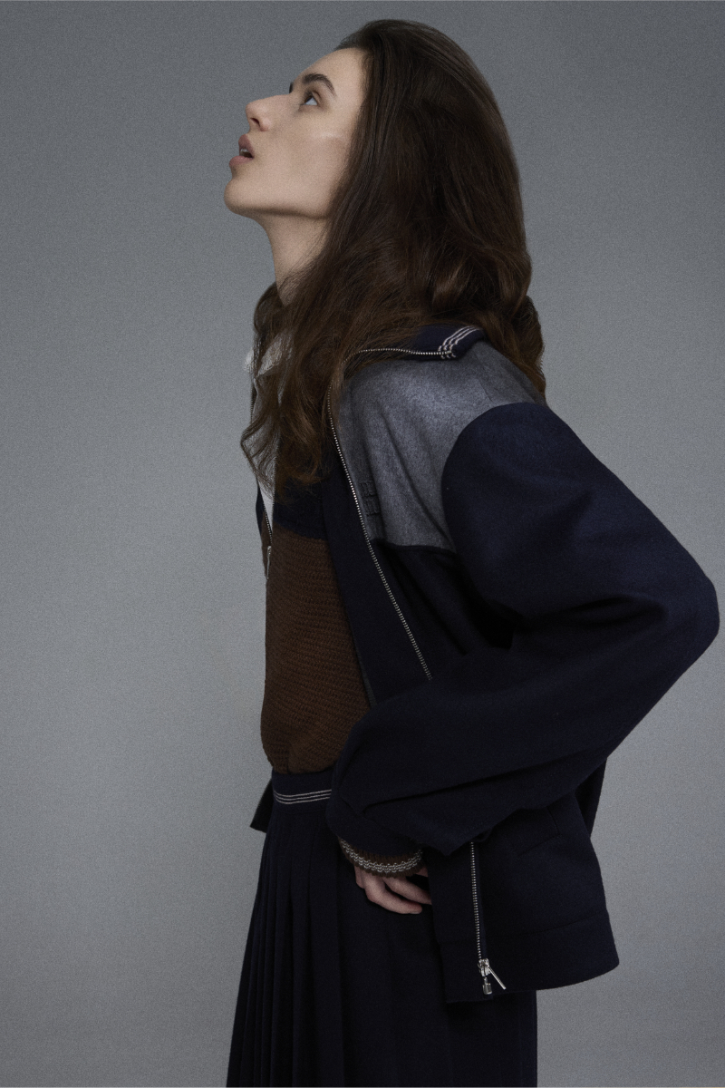 Capa e camisola, CORDERA. Camisola, calções e sapatos, tudo GIVENCHY. Perneiras e collants, FALKE; Casaco, camisola,camisa e calças, tudo MIU MIU.