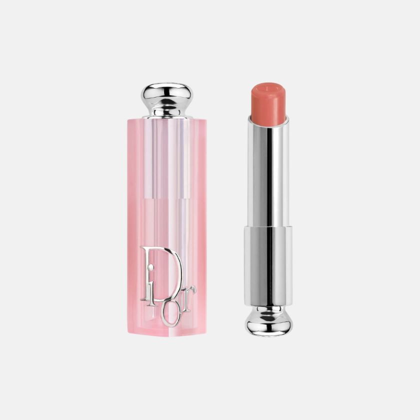 Bálsamo de lábios hidratante Dior Addict Lip Glow, no tom 012 Rosewood, €44, Dior.