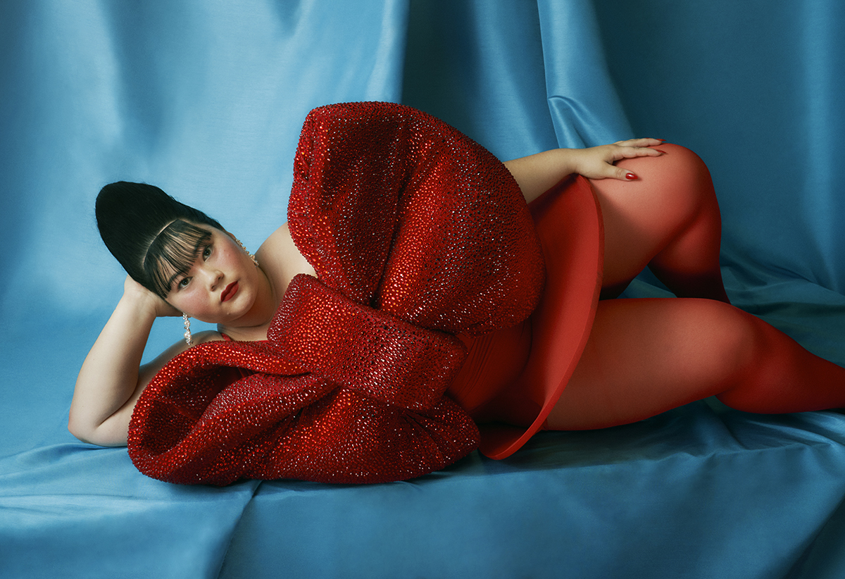 Minami: vestido e laço, BAD BINCH TONGTONG. Brincos, SIMONE ROCHA. Collants, FALKE.