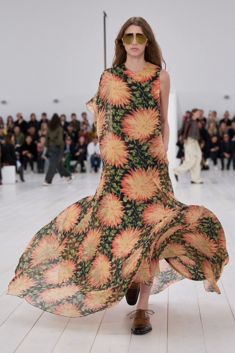 Esquerda: primavera/verão 2025 da Loewe. Direita: primavera/verão 2024 da JW Anderson, ambas as coleções sob a direção criativa de Jonathan Anderson.