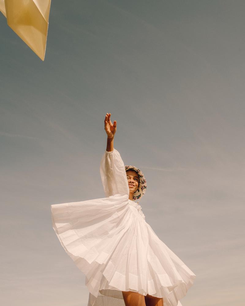 Vestido, MOLLY GODDARD. Chapéu, LOEWE, em MYTHERESA.COM.