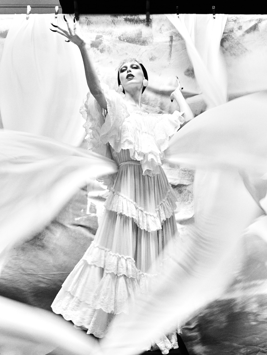 Vestido e brincos, CHLOÉ.
