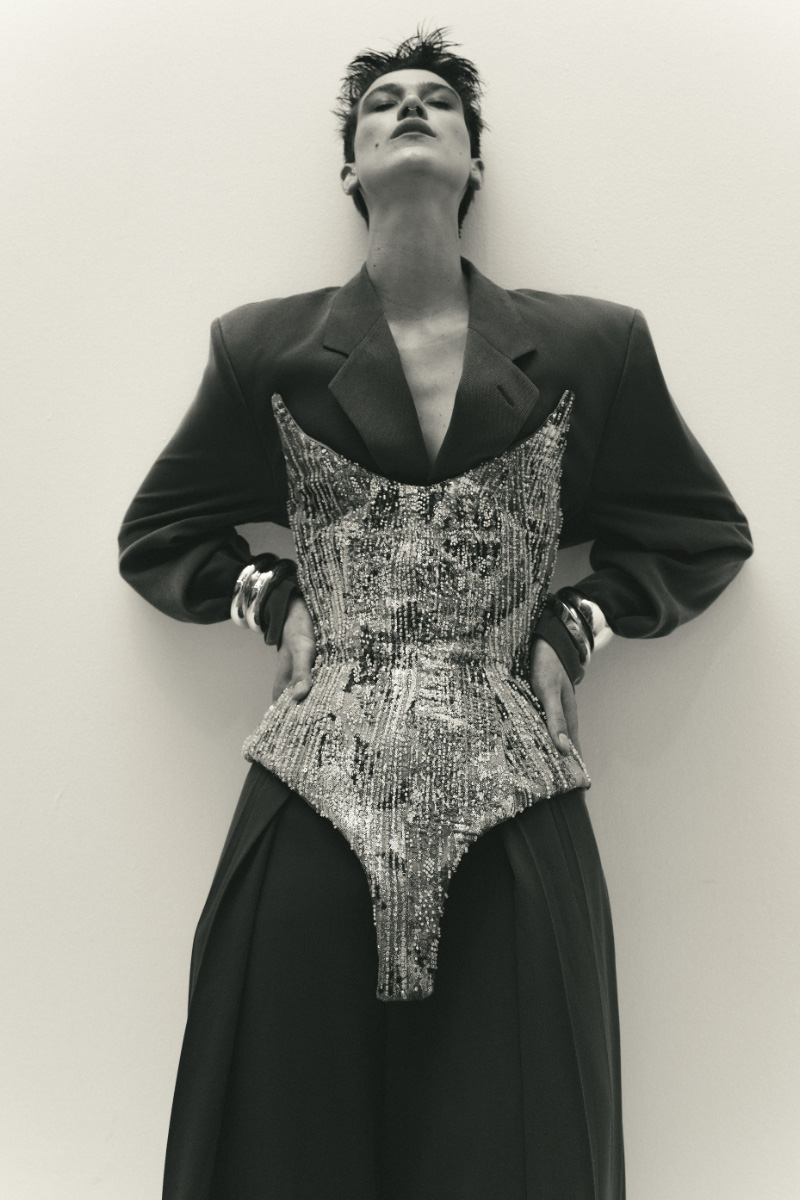 Antu: corset e sapatos, ATELIER ROGER COUTINHO. Blazer, YVES SAINT LAURENT. Calças, LUCAS ADRIANO. Pulseiras, VICKY ACESSÓRIOS.