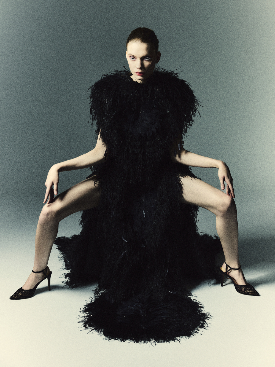 Vestido, ELIO ABOU FAYSSAL. Sapatos, ZEINA WAZEN.