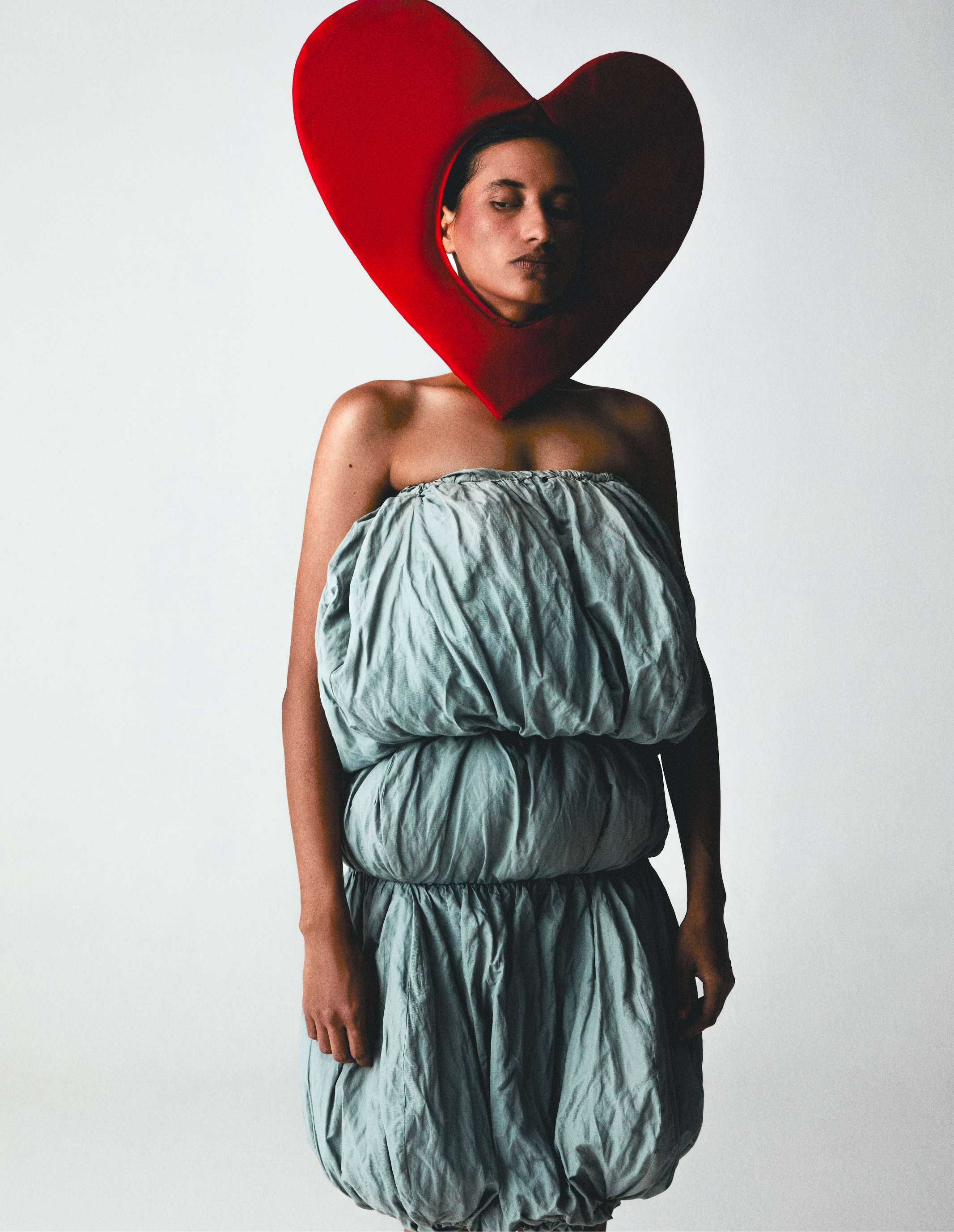 Mariana: saia (usada como vestido), OBRIGON. Headpiece, da produção.