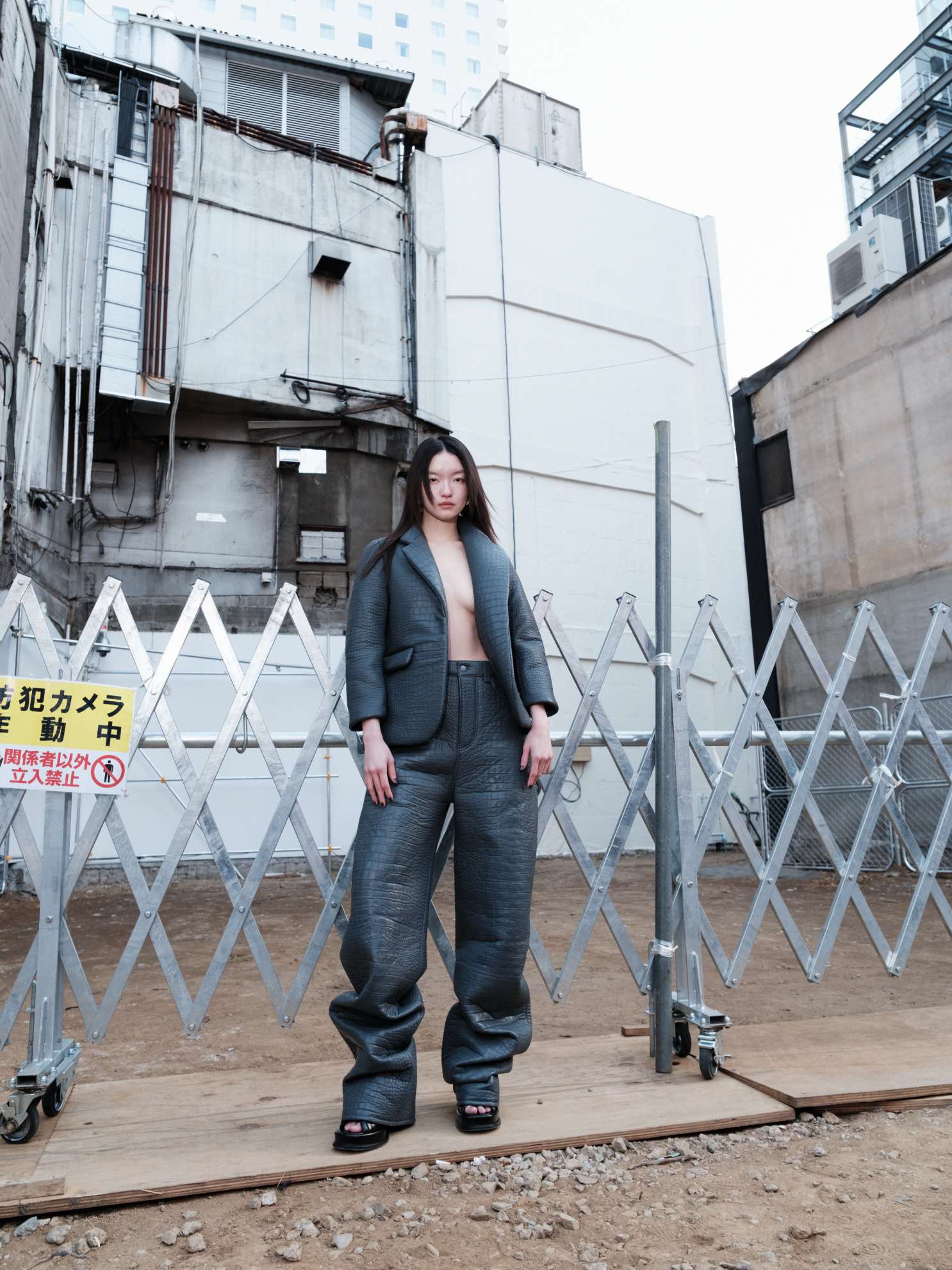 Casaco e calças, ACNE STUDIOS. Sapatos, ALEXANDER MCQUEEN.