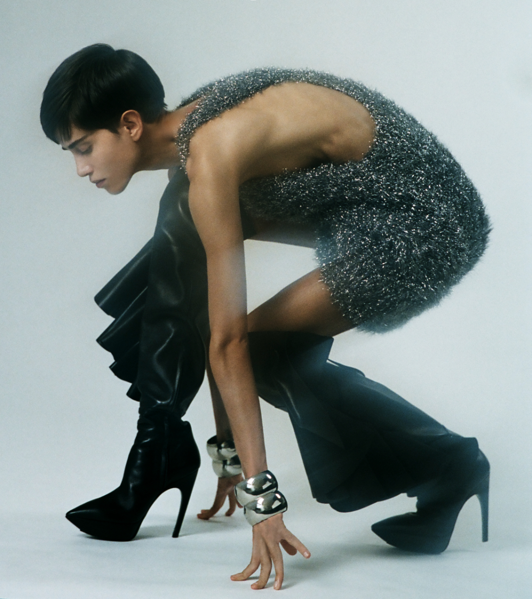 Vestido, ISABEL MARANT. Pulseiras, LARUICCI. Botas, ROGER VIVIER.