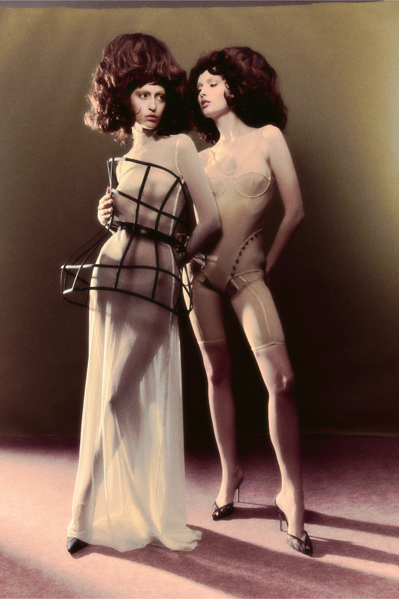 Serena: corset e vestido, SONIA MELKISETIAN. Sapatos, ANDREA WAZEN. Lisa: corset e calções, SONIA MELKISETIAN. Sapatos, ANDREA WAZEN. 