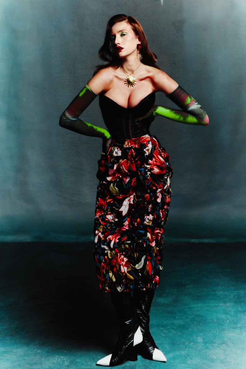 Corset, MUGLER. Saia, COMME DES GARÇONS. Joias, ANTICHITA’ PETRONE. Luvas, ANN DEMEULEMEESTER. Botas, ALCHIMIA. Corset, MUGLER. Saia, COMME DES GARÇONS. Joias, ANTICHITA’ PETRONE. Luvas, ANN DEMEULEMEESTER. Botas, ALCHIMIA.