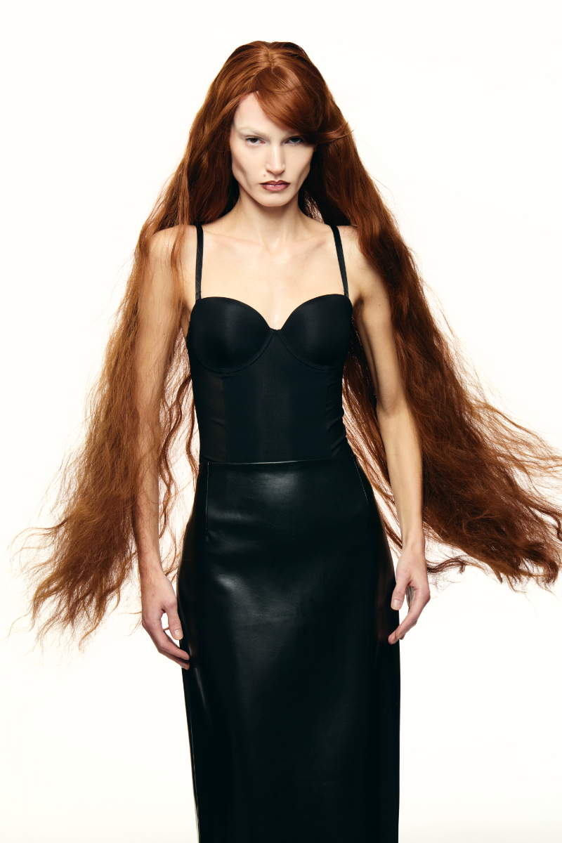 Tamara: top, MARKS & SPENCER. Saia, NANUSHKA. Base Luminous Silk, no tom 2, € 63,60, ARMANI BEAUTY, em PERFUMESECOMPANHIA.COM. Corretor Teint Idôle Ultra Wear All Over, no tom 02 Lys Rosé, € 40, e máscara de pestanas Lash Idôle, no tom Glossy Black, € 44, LANCÔME em SEPHORA.PT. Sombra de olhos Small Eye Shadow, no tom Gesso, € 26, lápis de lábios Lip Pencil, no tom Chestnut, € 27, e M·A·CXIMAL SLEEK SATIN LIPSTICK, no tom Crème D’Nude, € 27, tudo MAC. Pigmento em creme Match Stix Contour Skinstick, no tom Amber, € 31, FENTY BEAUTY.  