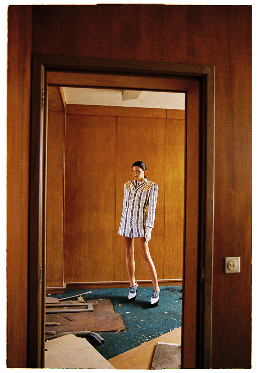 Vestido, top, luvas e sapatos, tudo THOM BROWNE ALTA-COSTURA.