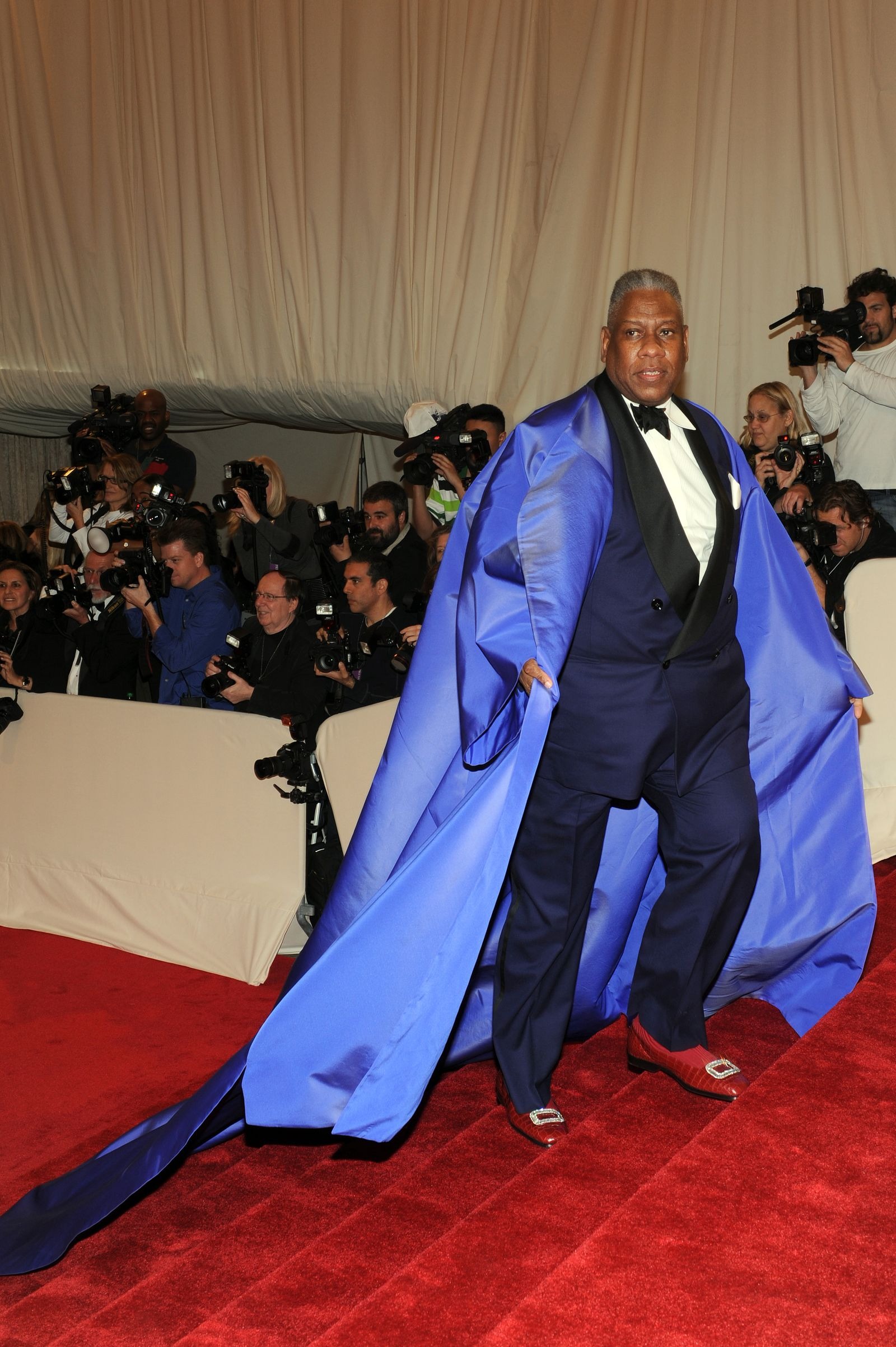 Andre Leon Talley chega ao Metropolitan Museum of Art, para a abertura da coleção de 2011 do Costume Institute Gala, Alexander McQueen: Savage Beauty.