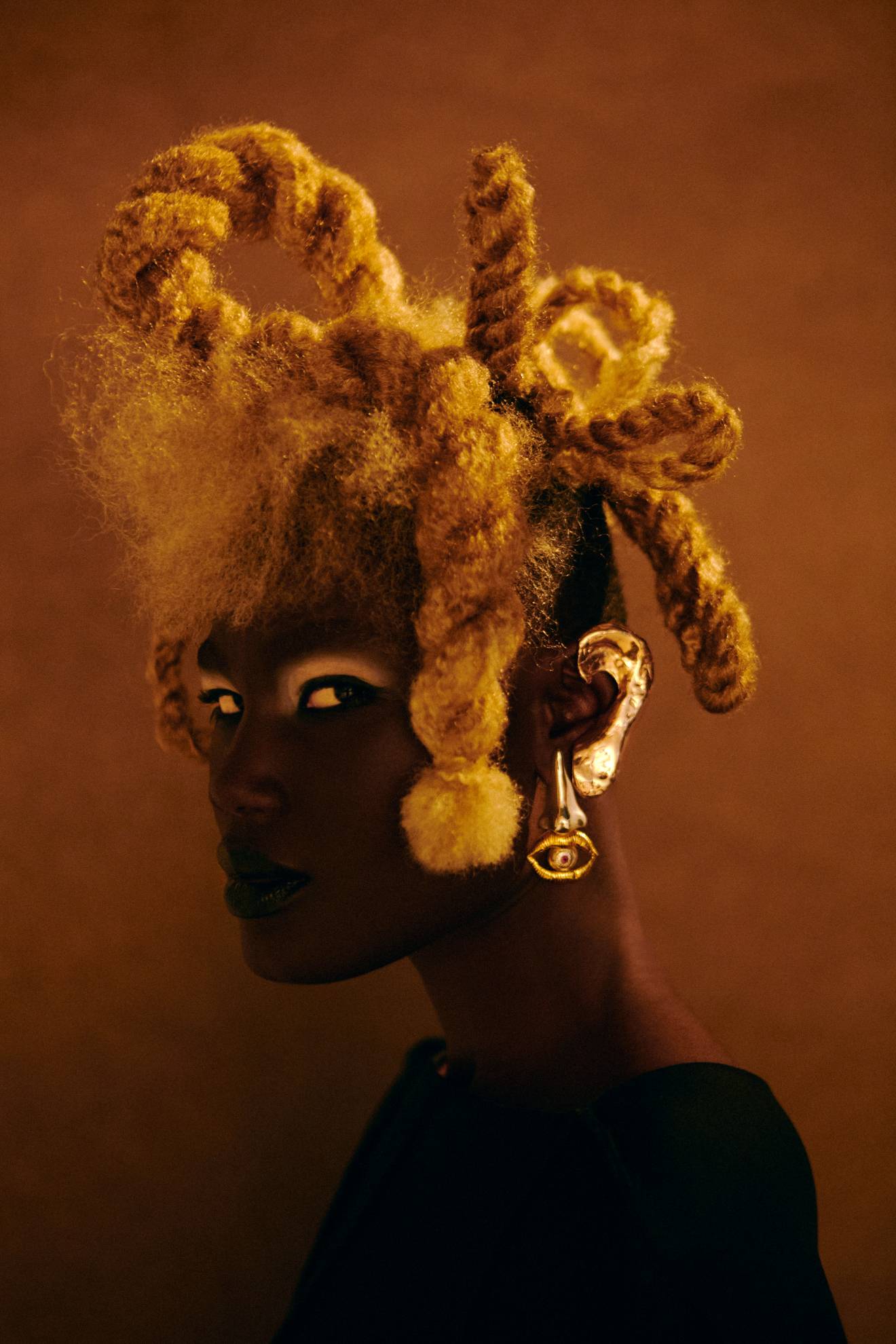 Vestido, LEANDRO CASTRO. Earcuff em metal banhado a ouro amarelo, BRENNHEISEN. Brinco Andaluz em prata de lei e prata banhada a ouro amarelo com rubi, PAOLA VILAS.