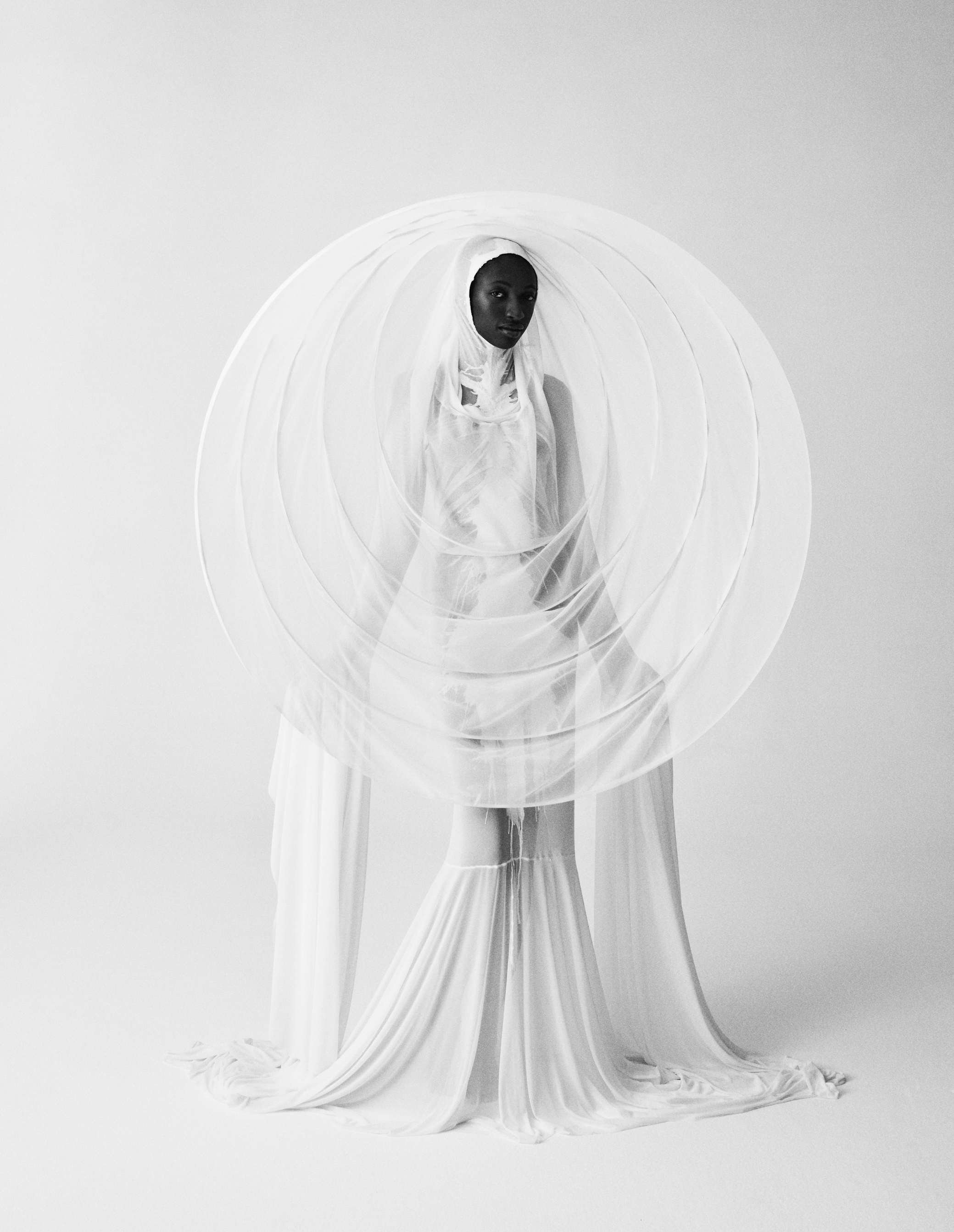 Rosario: vestido e headpiece, ROBER DOGNANI.