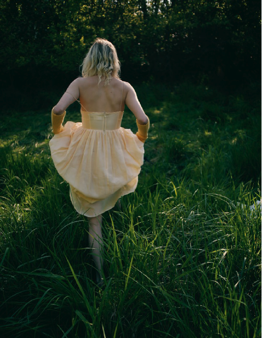 Vestido, ULLA JOHNSON. Luvas, NINA RICCI. Vestido, ULLA JOHNSON. Luvas, NINA RICCI.