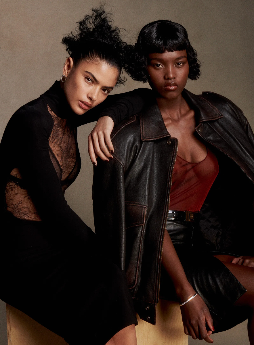 ALL'S PAIR | Benchegra: top e vestido Dolce & Gabbana. Brinco Noor Fares. Machava: casaco, blusa, saia e cinto Saint Laurent by Anthony Vaccarello. Pulseira Repossi.